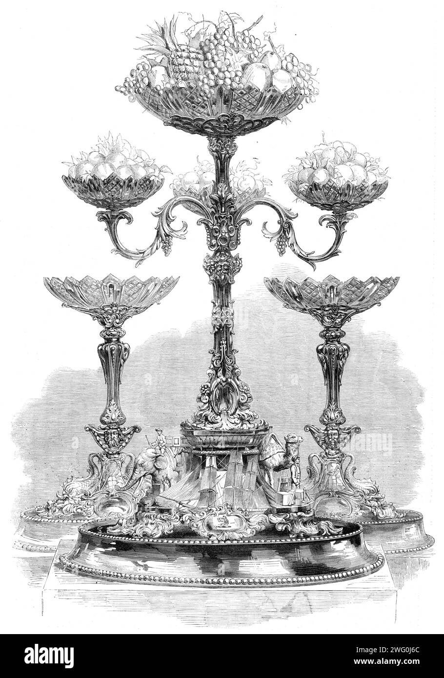 Testimonianza presentata a Richard Spooner Scudiero, Commissario doganale a Bombay, 1862. Argenteria costituita da '...un grande centrotavola o épergne, con base a treppiede, decorata con gusto e alleggerita da emblemi commerciali e orientali, il commercio è felicemente illustrato da una nave mercantile a vela, &amp;c., da un lato, e sugli altri due lati della base ci sono un cammello e un assistente nativo, un elefante e un mahout. Il treppiede è sormontato da un pilastro arabesco riccamente ornato, con tre bracci che si diramano dalla capitale, ognuno contenente ciotole di vetro per la frutta o il flusso Foto Stock