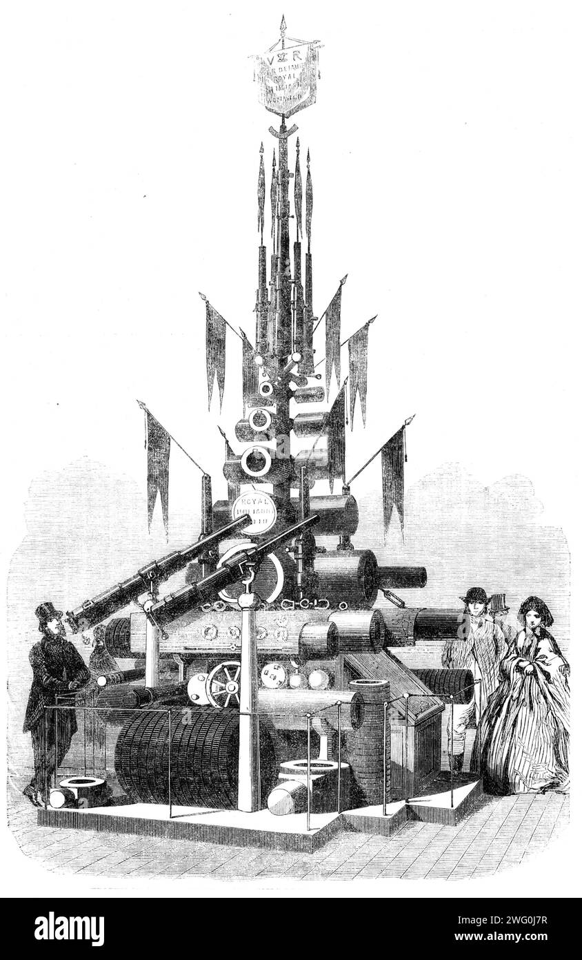 Mostra internazionale: Trophy of Armstrong Guns and Coils from the Royal Gun Factories, Woolwich Arsenal, 1862. "Questo magnifico trofeo è esposto da John Anderson, il talentuoso sovrintendente delle fabbriche della Royal Gun. È costituito da un cavalletto centrale di bobine e pistole erette su una base sopraelevata...[intorno alla quale] si vedono diversi forgiati pesanti, utensili di produzione, e indicatori...la piastra di base ha quattro bracci sporgenti che si estendono verso gli angoli...ognuno di questi bracci termina con un'estremità semisferica, in cui è montato un breve prigioniero in ferro battuto, per sostenere in verticale Foto Stock