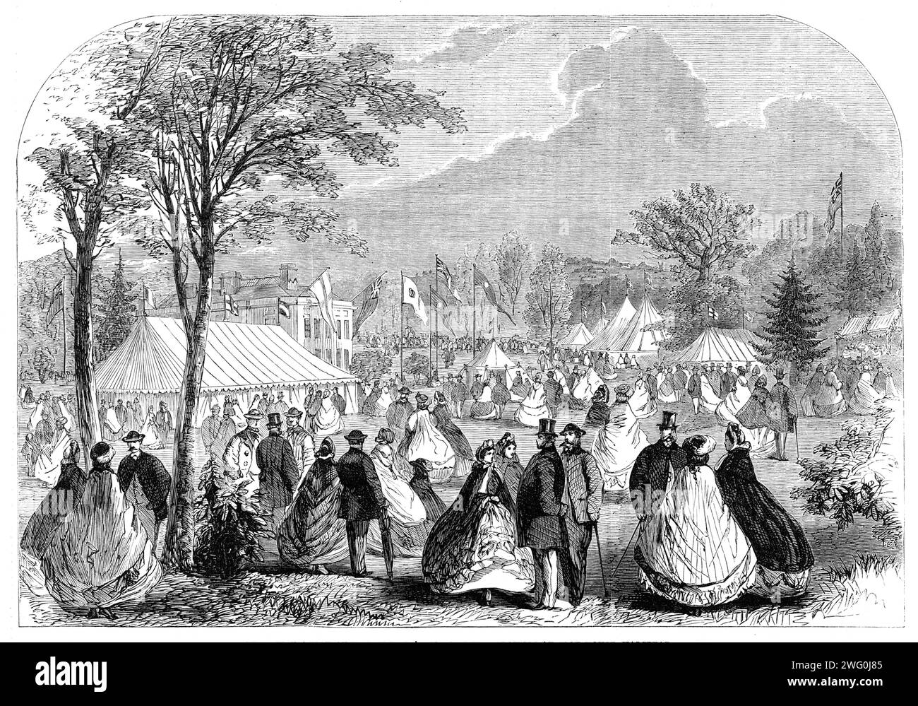 The Essex Agricultural Society's Show in the Grounds at Sloe House, Halstead, 1862. "Lo spettacolo è stato un grande successo; e 4800 persone hanno visitato il campo degli attrezzi durante i tre giorni in cui era aperto. Dire che Halstead era gay avrebbe trasmesso ma poca idea dell'aspetto che presentava dalla torre di St. Andrew's Church. Una bandiera che abbraccia lo standard reale d'Inghilterra e gli emblemi nazionali di altri paesi galleggiava, e union-jack, tricolors, &amp;c., sventolava in ogni luogo possibile dove potevano essere issati. Gli alberi erano piantati davanti a quasi ogni casa; e ciò che era la corona di tutti erano Foto Stock