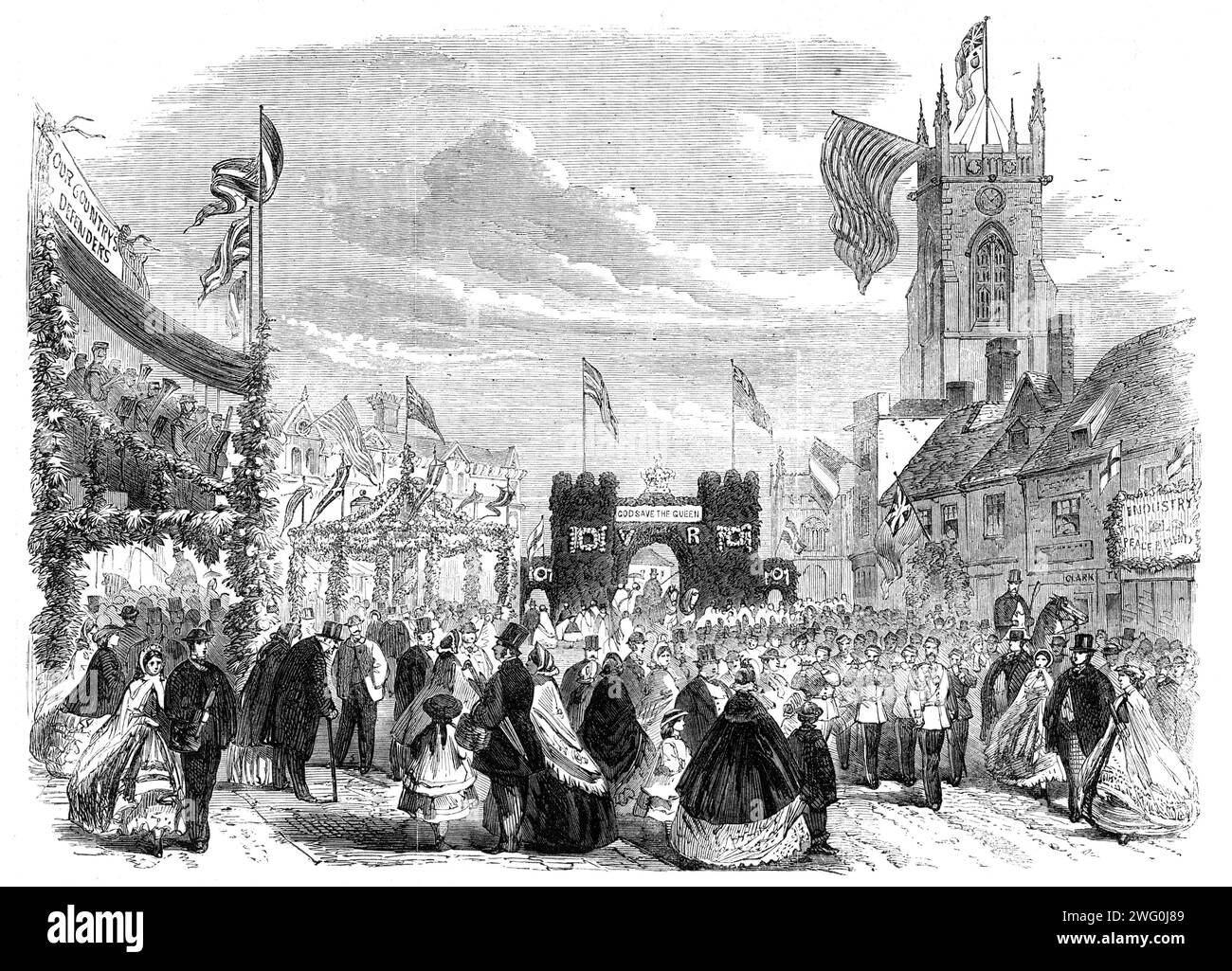 Mostra della Essex Agricultural Society ad Halstead: Arco trionfale vicino alla vecchia chiesa, 1862. "Lo spettacolo è stato un grande successo; e 4800 persone hanno visitato il campo degli attrezzi durante i tre giorni in cui era aperto. Dire che Halstead era gay avrebbe trasmesso ma poca idea dell'aspetto che presentava dalla torre di St. Andrew's Church. Una bandiera che abbraccia lo standard reale d'Inghilterra e gli emblemi nazionali di altri paesi galleggiava, e union-jack, tricolors, &amp;c., sventolava in ogni luogo possibile dove potevano essere issati. Gli alberi erano piantati davanti a quasi ogni casa; e ciò che era la corona di Foto Stock