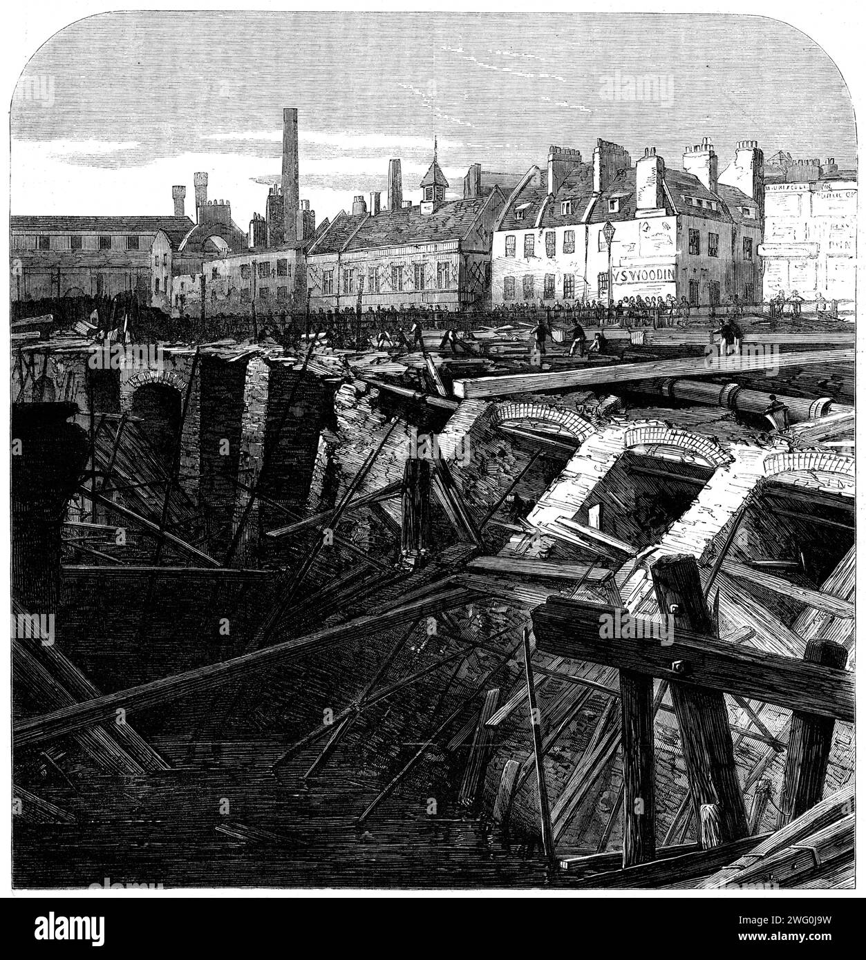 Esplosione della Fleet Ditch e distruzione di parte della Metropolitan Railway: Scena dell'incidente, [Londra], 1862. "A causa delle cadute nelle fognature della flotta, le acque si erano accumulate in gran parte contro il muro dell'argine... un avvertimento è stato dato dalla massa di crepe e alberelli, e gli operai hanno avuto il tempo di fuggire prima che l'argine cadesse... il massiccio muro di mattoni... si alzò dalle sue fondamenta mentre l'acqua si faceva strada sotto, e, lentamente rompendosi in frammenti, cadde con impalcature, strade, lampade, pavimentazione e "pianta" di ogni descrizione in t Foto Stock
