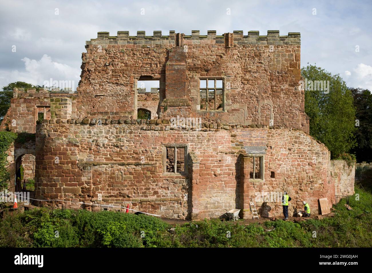 Gli uomini lavorano per restaurare il castello di Astley per il Landmark Trust nel Warwickshire, nel Regno Unito. Foto Stock