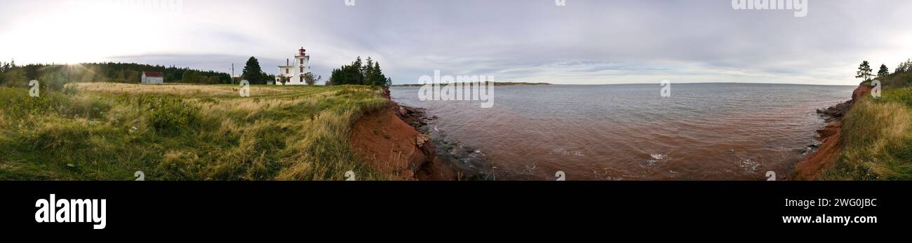 Panorama del faro e del suolo rosso ad Amherst, Isola del Principe Edoardo, Canada. Foto Stock