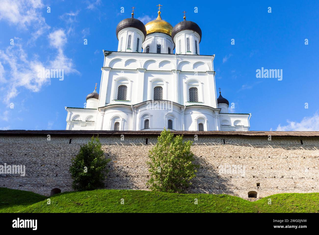 La trinità cattedrale che sorge dal 1589 a Pskov il Cremlino. Antica Chiesa Ortodossa Russa Foto Stock