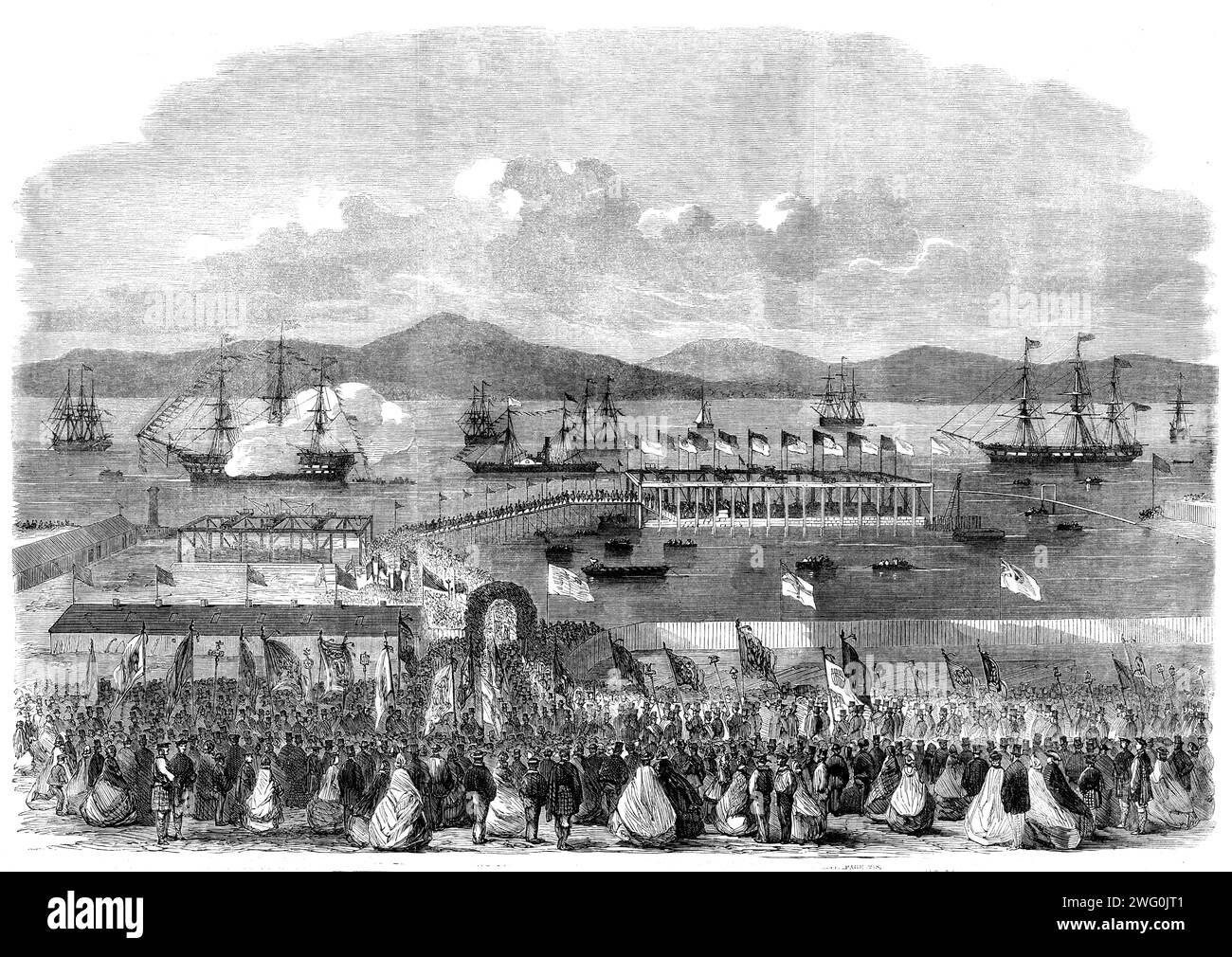 Posa della prima pietra di Albert Harbour, Greenock, [Scozia], 1862. Incisione da uno schizzo del signor Andrew Swan. "A seguito del grande aumento delle attività di Greenock, si è deciso di ampliare l'alloggio portuale in quel porto. [La posa della prima pietra]...ha partecipato con il più brillante successo, la processione è la più grande e imponente che sia mai passata per le strade di Greenock...il passato Gran Tesoriere (Melville) depositò una bottiglia contenente le varie monete del regno dell'oro, dell'argento, e rame, da sovrano a eig Foto Stock