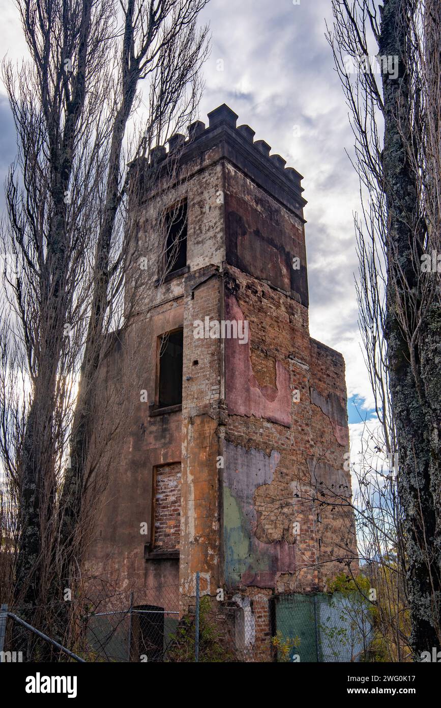 Una torre a castellata è l'unico ricordo dell'ex 1882 Blue Mountain Sanatorium di Lawson nel nuovo Galles del Sud, Australia Foto Stock