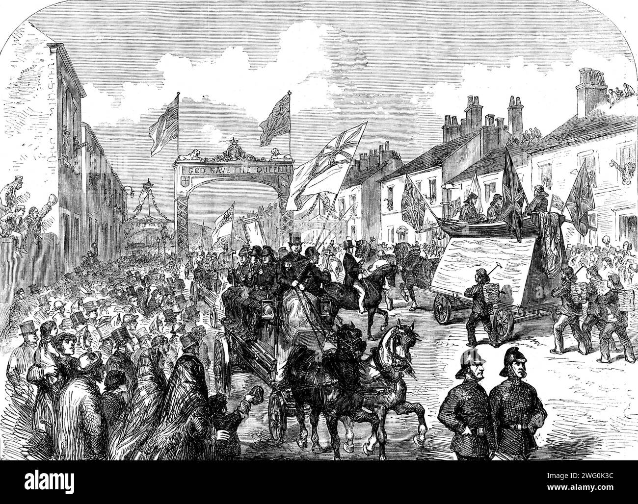 Preston Guild Festival: The Trades Procession raddoppiando all'arco trionfale, London-Road, 1862. "I mestieri... avevano ciascuno i loro emblemi e striscioni appropriati, e una banda. Alcuni dei dispositivi erano più ingegnosi e notevoli; gli operai che praticavano i diversi mestieri camminavano a coppie dopo lo striscione, la banda e il rispettivo lurry che descrivevano le loro chiamate. Tutti erano vestiti in modo ordinato, molti indossavano rosette, e il numero di emblemi commerciali e bandiere minori che portavano era più di quanto si potesse contare. I vigili del fuoco fecero un buon spettacolo; e la processione dei pescatori attrasse c Foto Stock