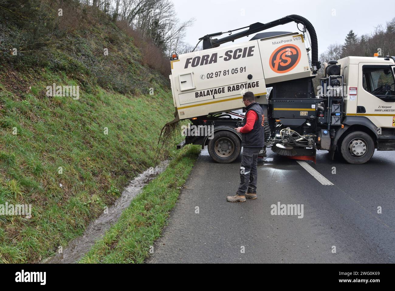 Francia. 2 febbraio 2024. © PHOTOPQR/LE TELEGRAM/Bruno Salaün ; 01/02/2024 ; ERGUE-GABERIC (29). Le 01/02/2024. Près de l'échangeur du Rouillen de la RN165, le jeudi 1er février 2024, à hauteur de la commune d'Ergué-Gabéric (29), le conducteur d'une balayeuse aspiratrice de 2 000 litri procède à une vidange d'eaux usées dans le fossé de la voie Express. 1 febbraio 2024 dopo che i protes degli agricoltori francesi, la pulizia principale della RN165, vicino Kervignac (56), è iniziata Credit: MAXPPP/Alamy Live News Foto Stock