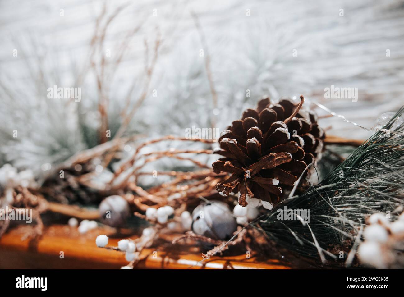 Il Mantel è decorato con decorazioni natalizie Foto Stock