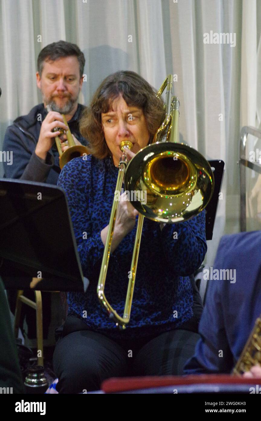 Sarah Williams, Stan Sulzmann&#x2019;S Neon Orchestra, Watermill Jazz Club, Dorking, Surrey, novembre 2023. Festeggiamento del 75° compleanno di Stan&#x2019;. Foto Stock