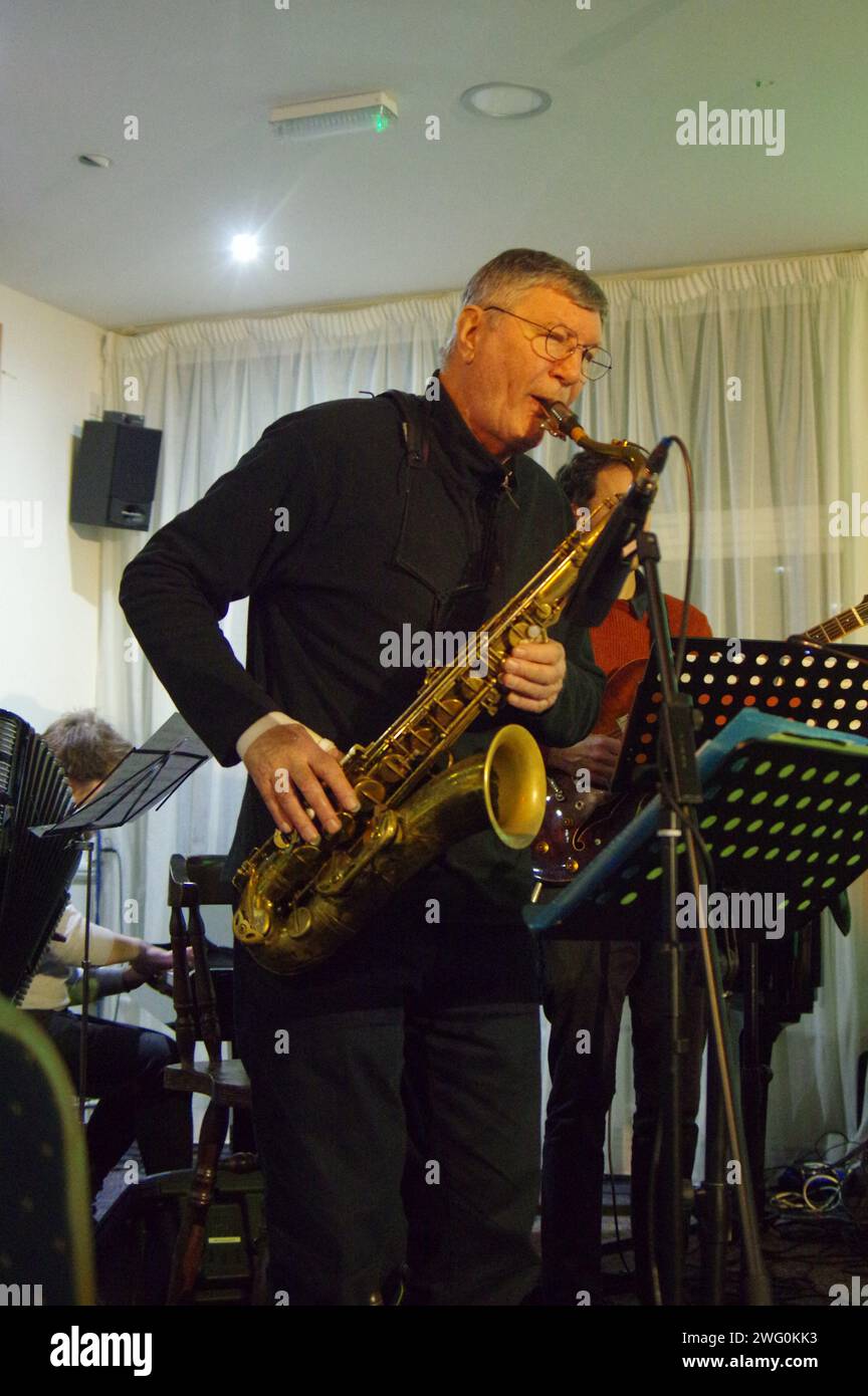 Stan Sulzmann, Stan Sulzmann&#x2019;S Neon Orchestra, Watermill Jazz Club, Dorking, Surrey, novembre 2023. Festeggiamento del 75° compleanno di Stan&#x2019;. Foto Stock