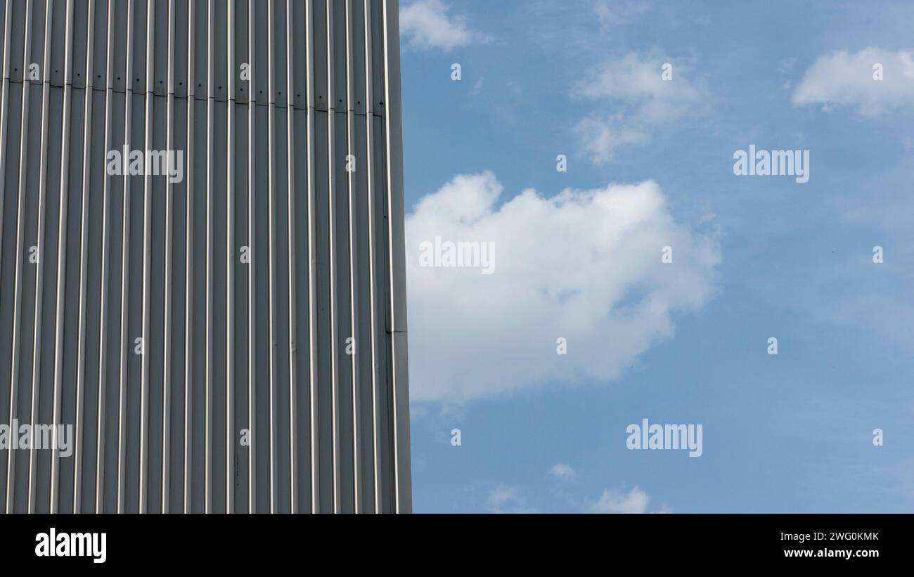 Cloud dietro gli edifici Foto Stock