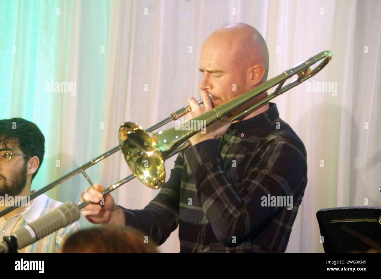 Ollie Martin, Stan Sulzmann&#x2019;S Neon Orchestra, Watermill Jazz Club, Dorking, Surrey, novembre 2023. Festeggiamento del 75° compleanno di Stan&#x2019;. Foto Stock