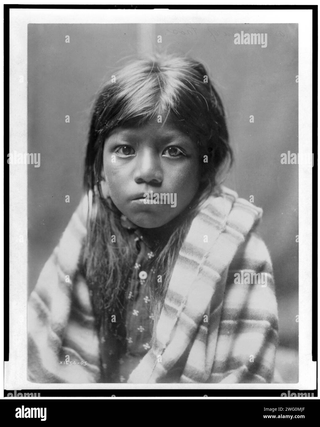 Ah Chee lo, c1905. Ritratto a metà lunghezza del bambino rivolto verso la parte anteriore. Foto Stock