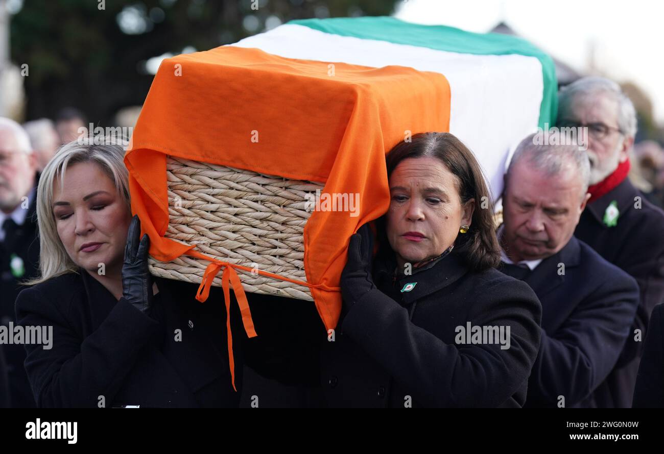 Foto del file datata 07/03/23 del vice presidente del Sinn Fein Michelle o'Neill (a sinistra), il leader del partito del Sinn Fein Mary Lou McDonald (a destra) e l'ex leader del Sinn Fein Gerry Adams (a destra) portano la bara dell'ex segretario generale del Sinn Fein Rita o'Hare al Cimitero di Glasnevin, Dublino. Michelle o'Neill è pronta a diventare il primo ministro nazionalista dell'Irlanda del Nord. Foto Stock