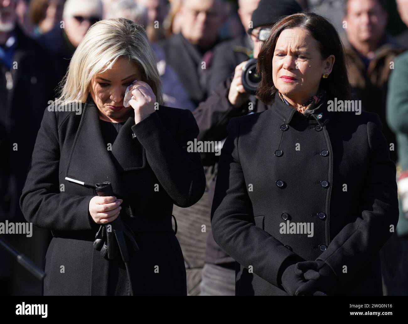 Foto del file datata 07/03/23 del vice presidente del Sinn Fein Michelle o'Neill (a sinistra) e del leader del partito del Sinn Fein Mary Lou McDonald assistono al funerale dell'ex segretario generale del Sinn Fein Rita o'Hare al cimitero di Glasnevin, Dublino. Michelle o'Neill è pronta a diventare il primo ministro nazionalista dell'Irlanda del Nord. Foto Stock