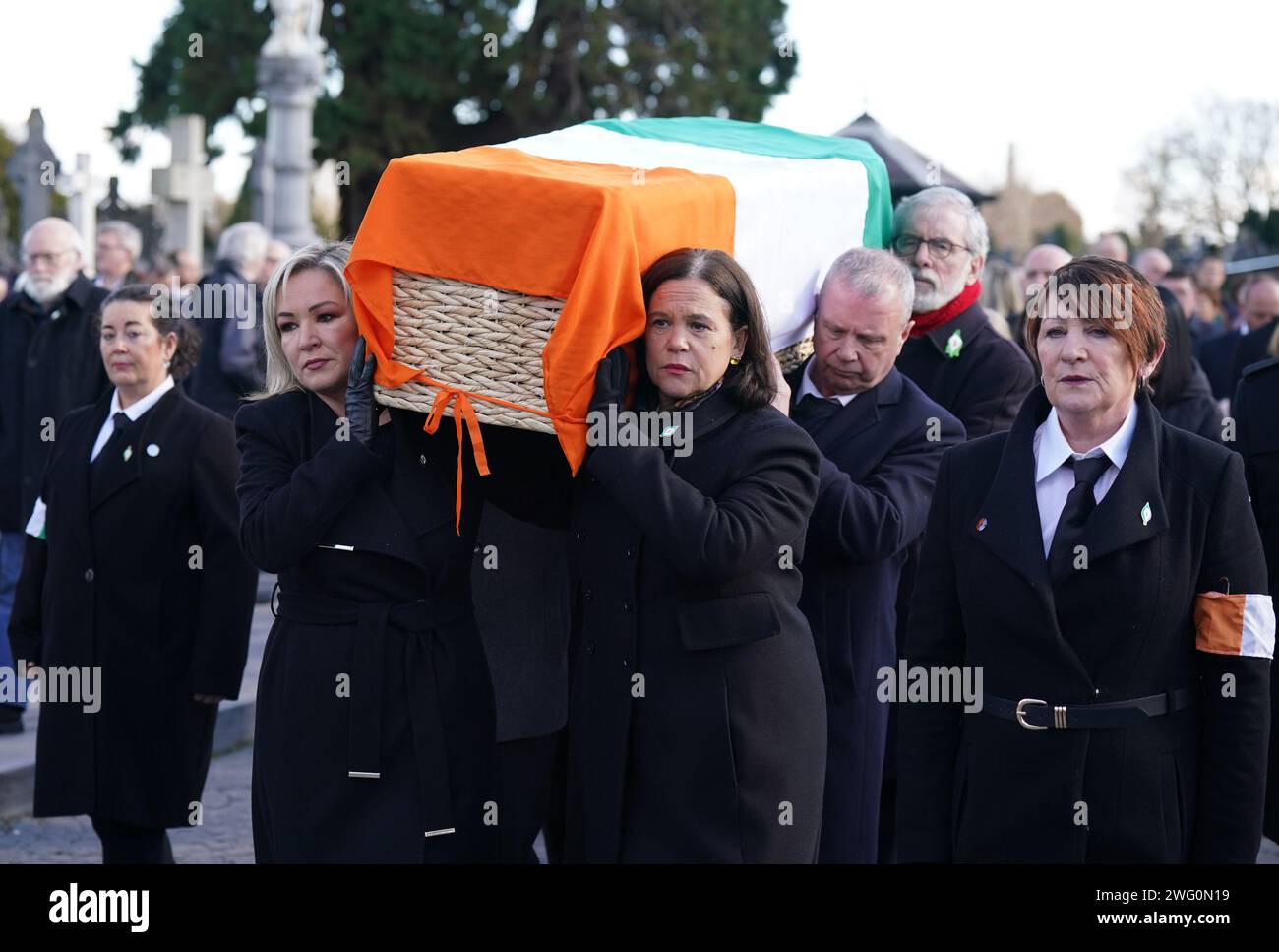Foto del file datata 07/03/23 del vice presidente del Sinn Fein Michelle o'Neill (a sinistra), il leader del partito del Sinn Fein Mary Lou McDonald (a destra) e l'ex leader del Sinn Fein Gerry Adams (a destra) portano la bara dell'ex segretario generale del Sinn Fein Rita o'Hare al Cimitero di Glasnevin, Dublino. Michelle o'Neill è pronta a diventare il primo ministro nazionalista dell'Irlanda del Nord. Foto Stock