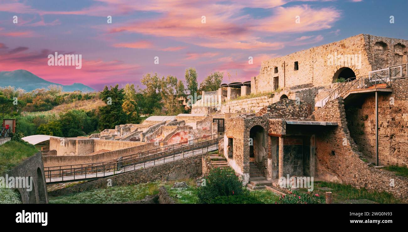 Pompei, Italia. Vista da Porta Marina che mostra a strapiombo sul bordo della città e bagni suburbana Foto Stock