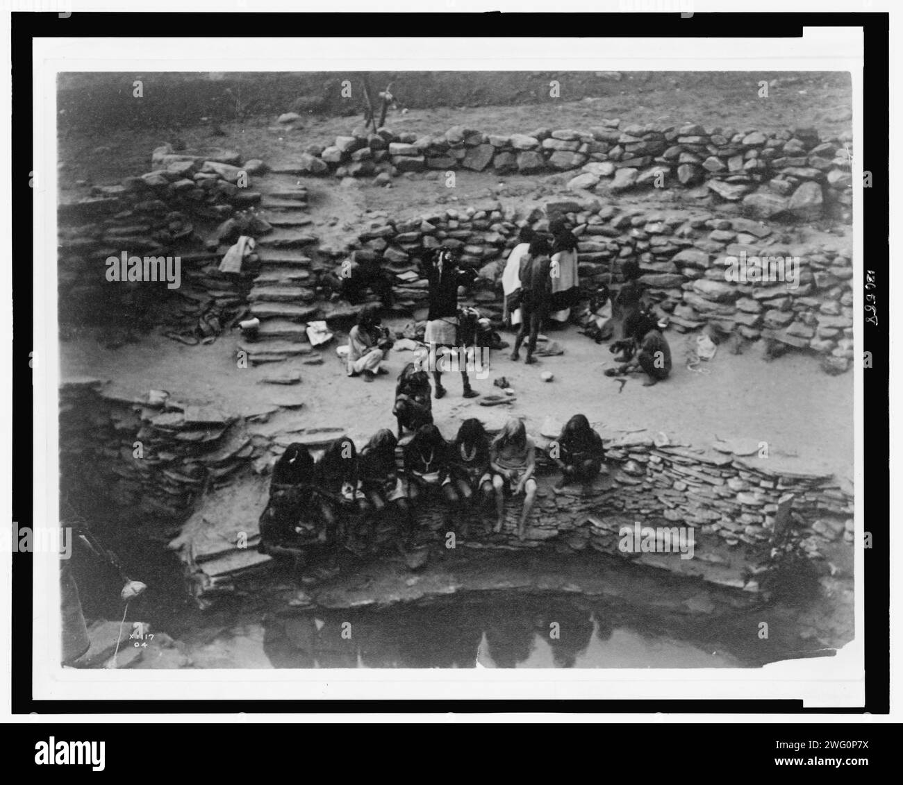 Ballerini di flauto a Tureva Spring, c1905. La fotografia mostra i ballerini che si preparano per una cerimonia di flauto sulla terrazza superiore. Foto Stock