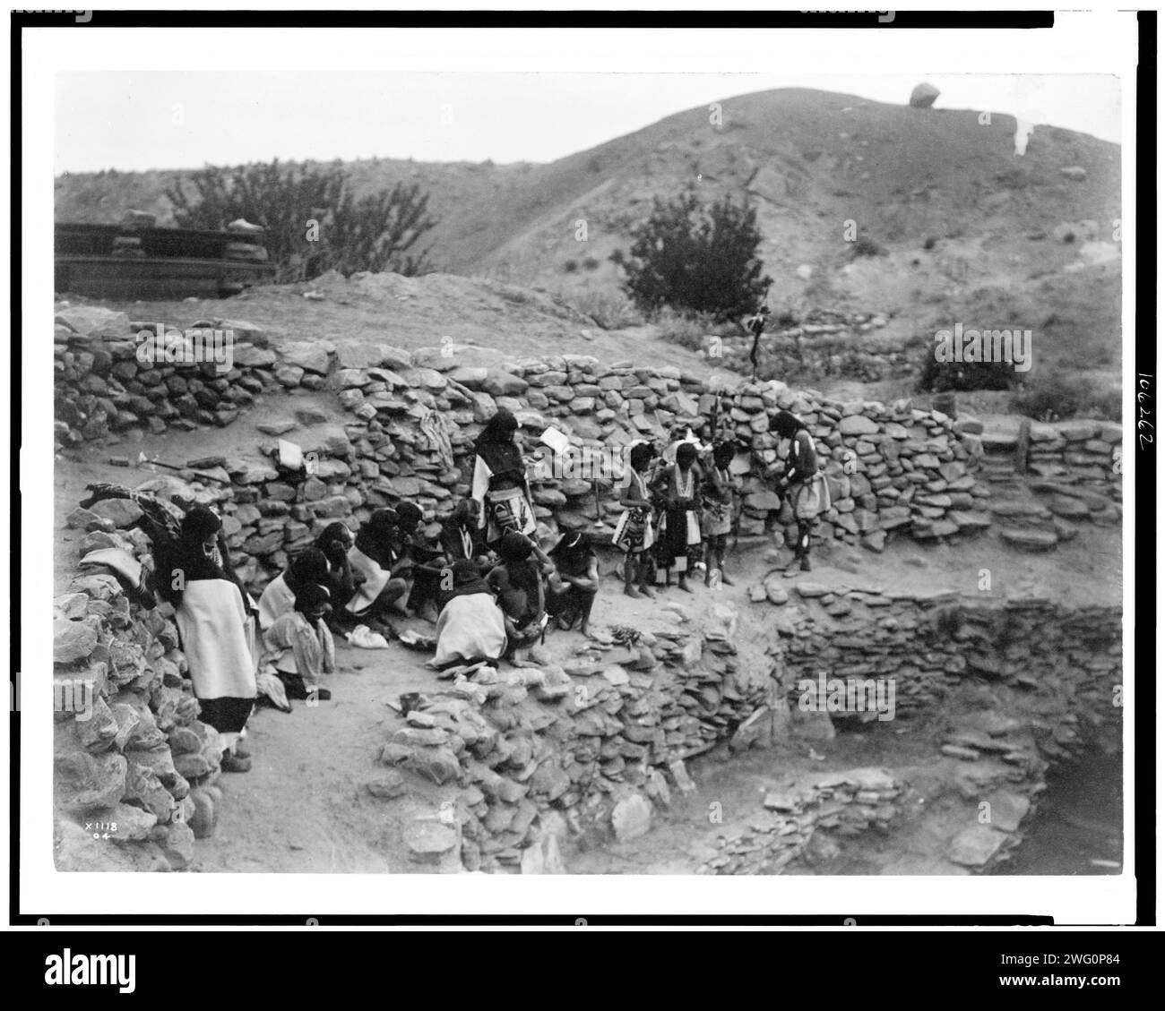 Ballerini di flauto a Tureva Spring (B), c1905. Ballerini che si preparano per la cerimonia sulla terrazza superiore. Foto Stock