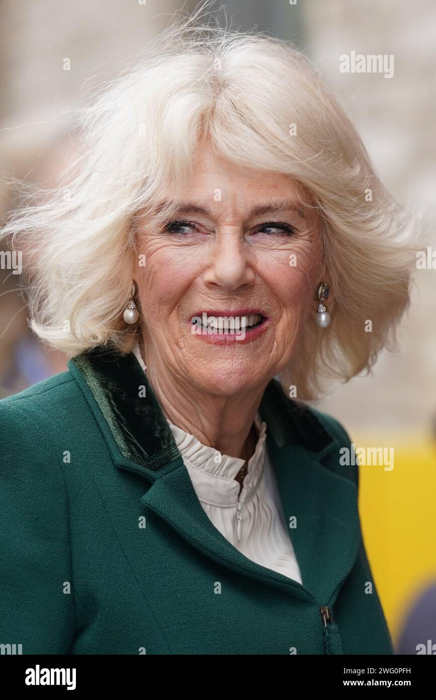 La regina Camilla, nel suo ruolo di presidente del Royal Voluntary Service, arriva per una visita al Meadows Community Centre di Cambridge. Data immagine: Venerdì 2 febbraio 2024. Foto Stock