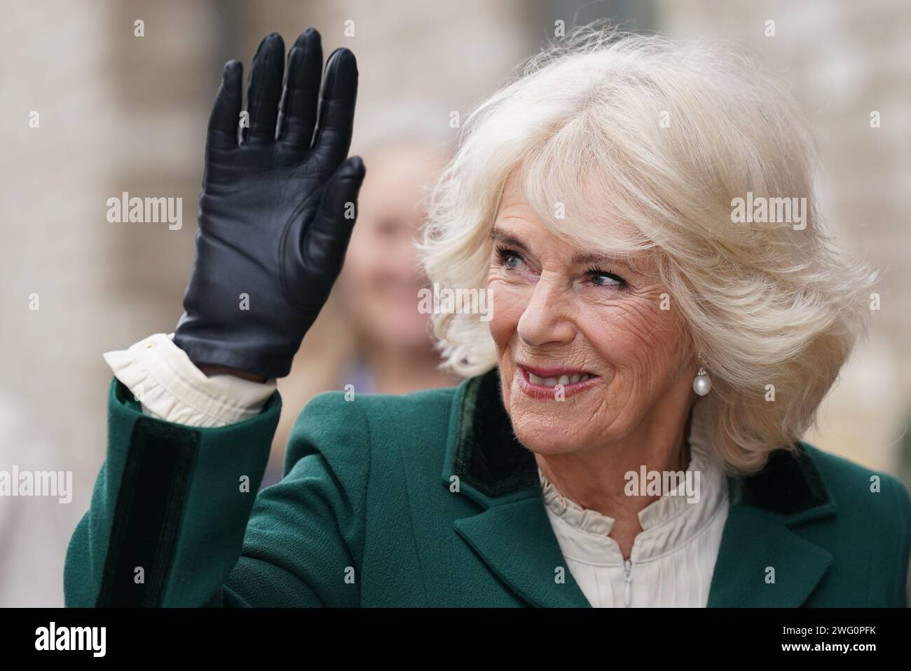 La regina Camilla, nel suo ruolo di presidente del Royal Voluntary Service, arriva per una visita al Meadows Community Centre di Cambridge. Data immagine: Venerdì 2 febbraio 2024. Foto Stock