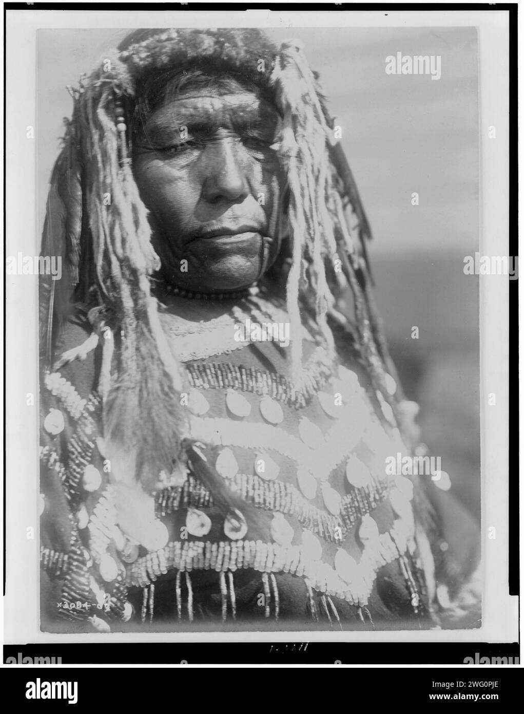 Moglie di Weasel Head-Piegan, c1910. Piegan Woman, ritratto a mezza lunghezza, rivolto a destra. Foto Stock