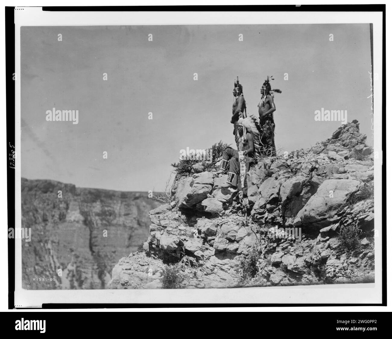 Guardando il segnale, c1905. Tre Crow Indiani, uno seduto, due in piedi, rivolti a sinistra. Foto Stock