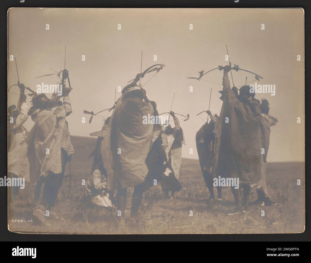 Il volo delle frecce, c1908. La fotografia mostra una danza di Atsina con i nativi riuniti in cerchio intorno a una figura centrale, posata come se sparassero frecce verso il cielo. Foto Stock