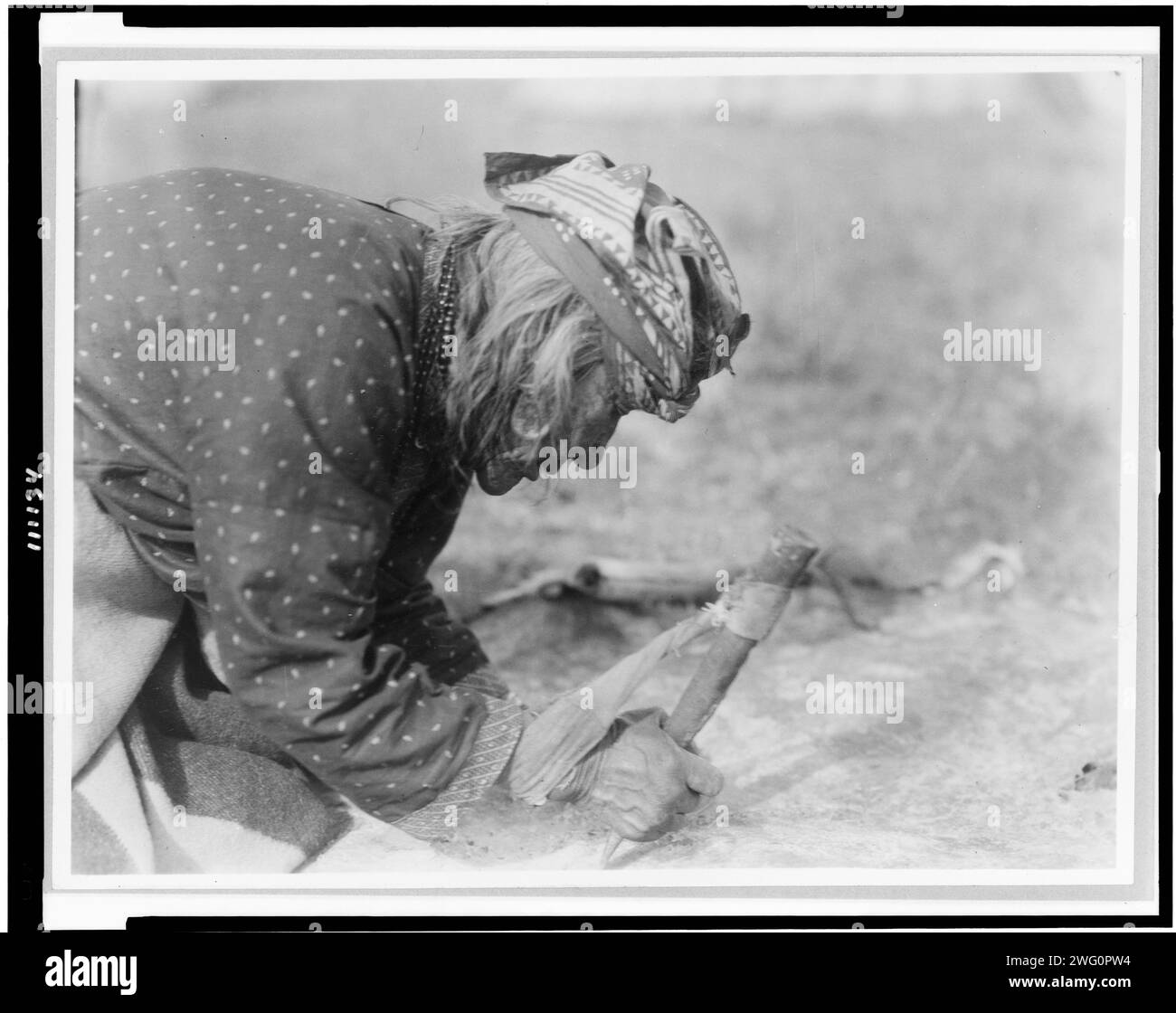 Blackfoot Indian che si nasconde, c1927. Foto Stock