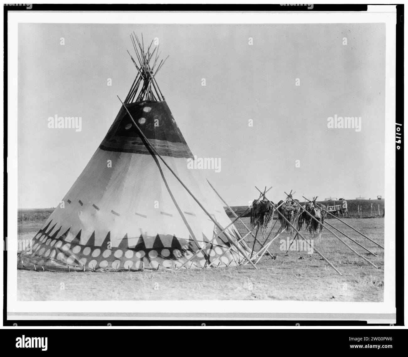 Lodge of the Horn Society [B]-Blood, c1927. Tepee, Alberta, Canada. Foto Stock