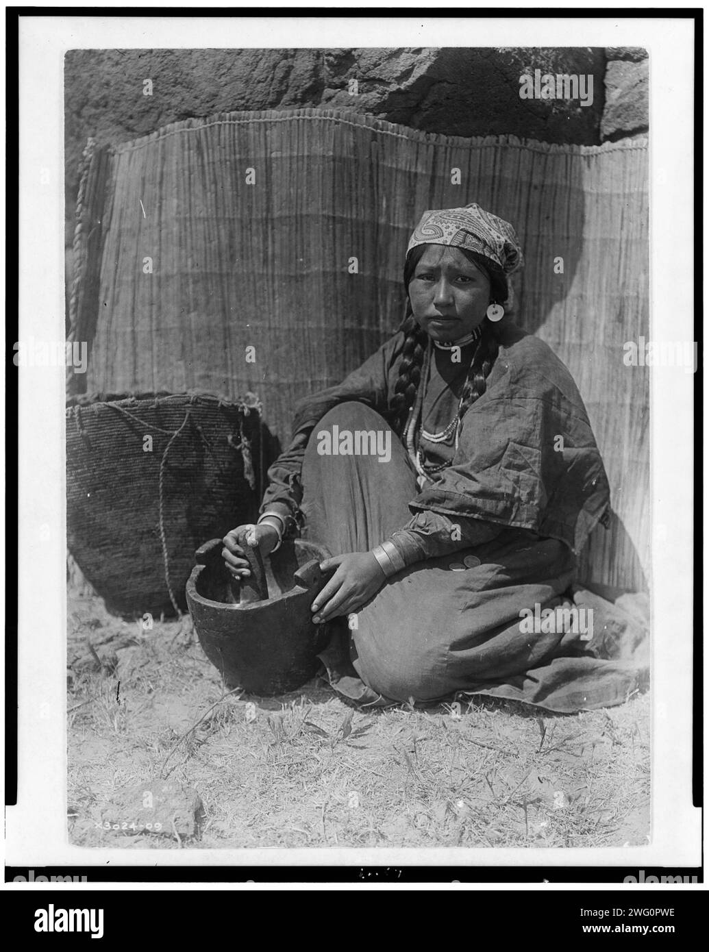 Pounding Fish-Wishram, c1910. Tlakluit donna seduta con mortaio e pestello. Foto Stock
