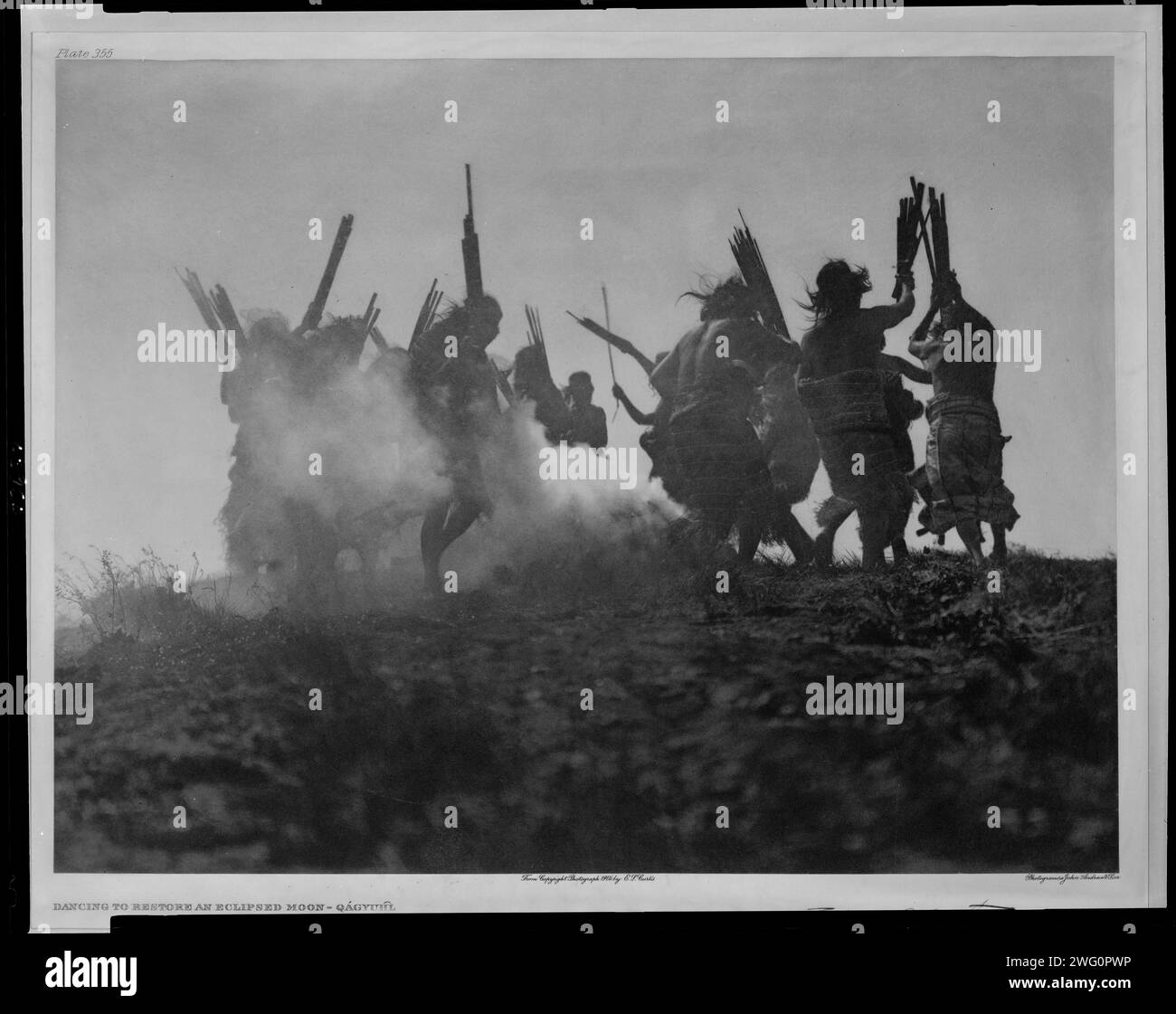 Balla per ripristinare una luna eclissata, c1914. Diverse persone Kwakiutl danzano in cerchio intorno a un fuoco fumante, nel tentativo di far sì che una creatura del cielo, che credono abbia ingoiato la luna, starnutisca sboccandola così. Foto Stock