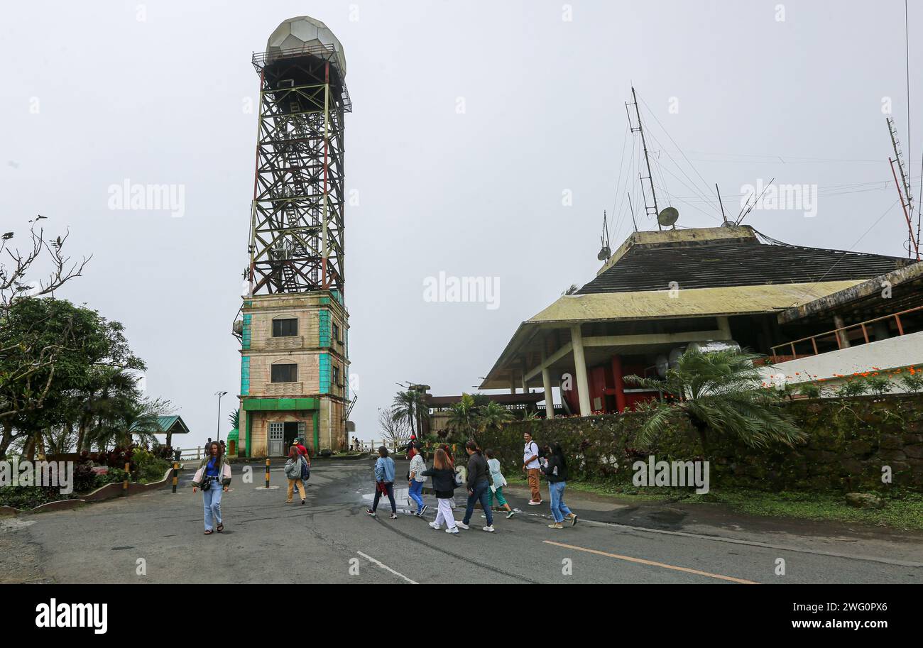 Radar meteorologico doppler DOST-PAGASA nel Parco Popolare di Tagaytay nel cielo sul Monte Sungay, lago vulcanico Taal, stazione meteorologica Filippine Foto Stock