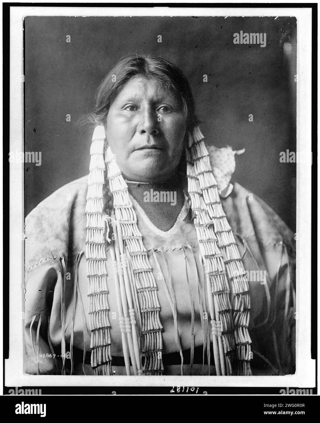 Arikara donna, 1908, c1908. Verticale a mezza lunghezza, rivolto verso il lato anteriore. Foto Stock