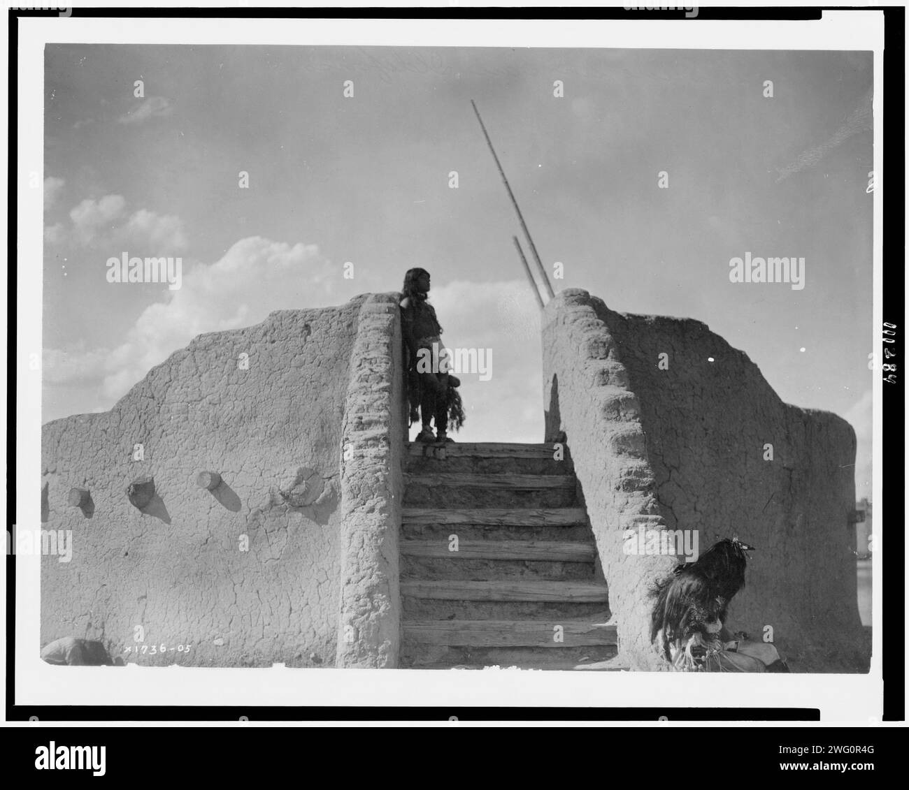 Guardia indiana Tewa in cima alle scale della kiva, San Ildefonso, New Mexico, c1905. Foto Stock