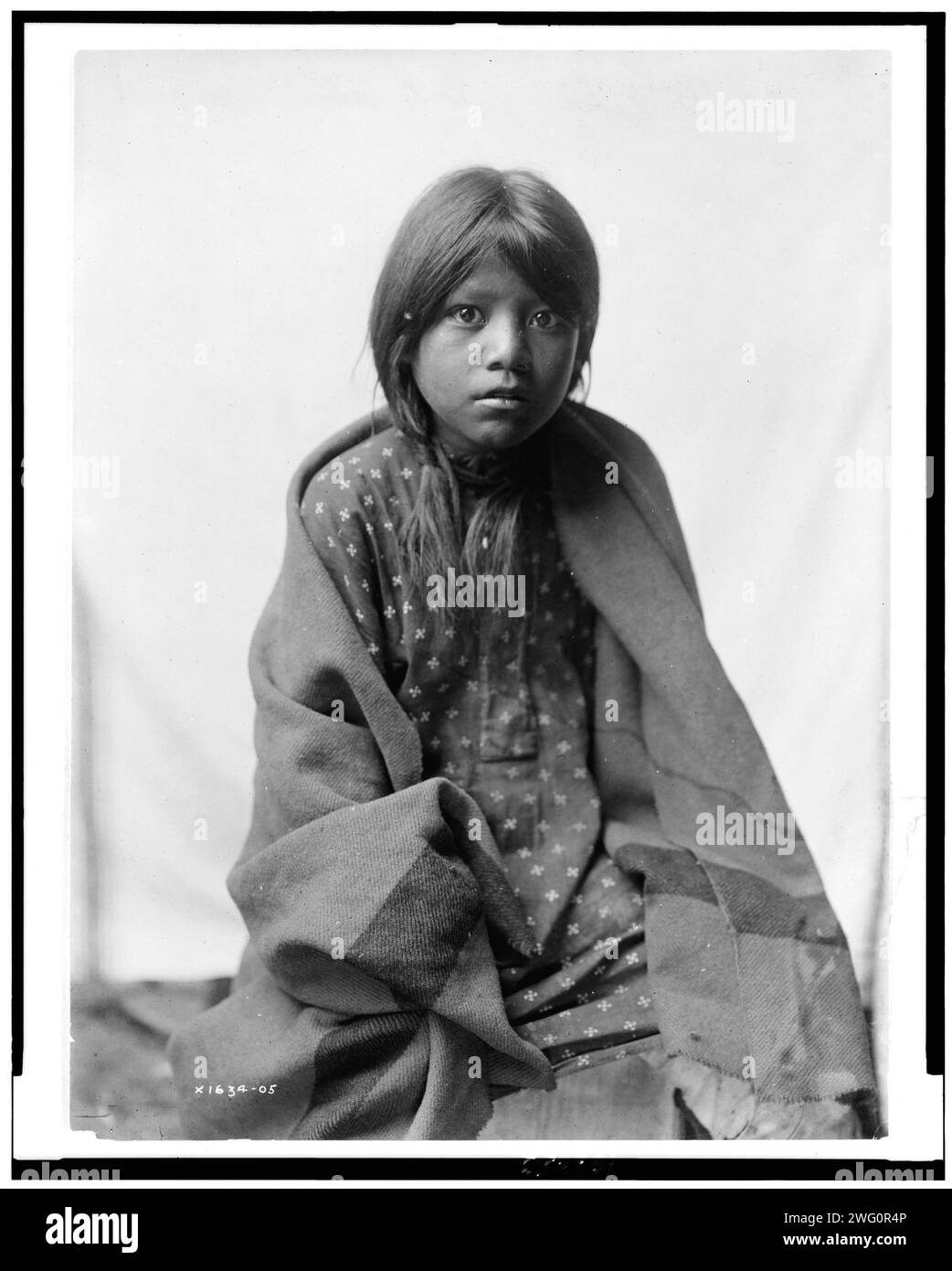 Una ragazza Taos, ritratto lungo tre quarti, seduta, rivolta verso la parte anteriore, c1905. Foto Stock