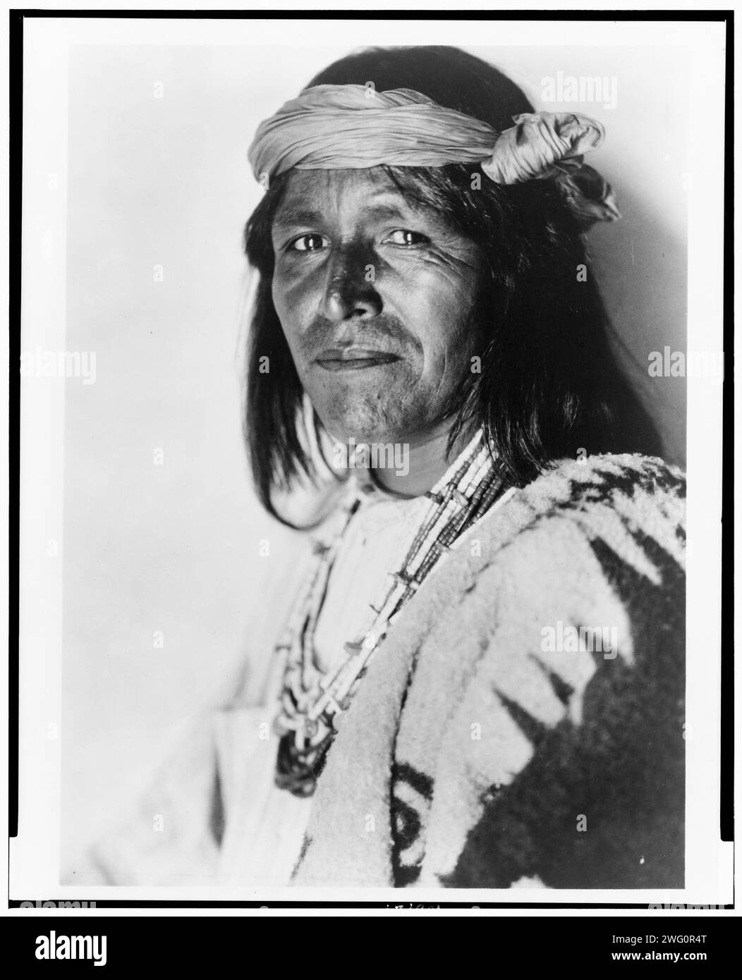 Un Jemez Fiscal, c1926. Jemez Indian, ritratto testa e spalle, rivolto a sinistra, Jemez, New Mexico] Foto Stock