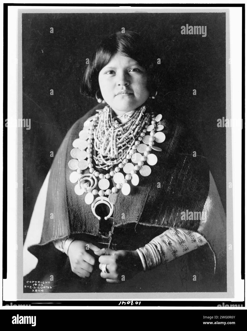 Ornamenti Zuni, c1903. Donna Zuni che indossa gioielli. Foto Stock