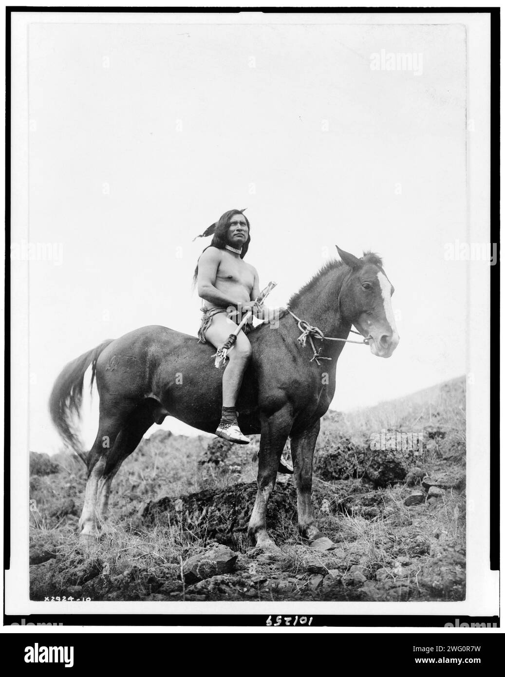 The Old-time Warrior-Nez PERC&#xe9;, c1910. Nez PERC&#xe9; uomo, con lombata e mocassini, a cavallo. Foto Stock