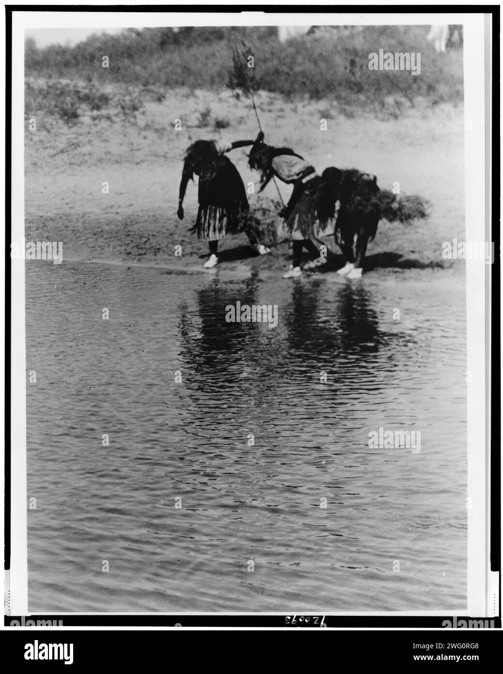 Purificazione del rito dell'acqua, danza animale Cheyenne, c1927. Tre ballerini Cheyenne in abito cerimoniale, si piegano verso l'acqua. Foto Stock