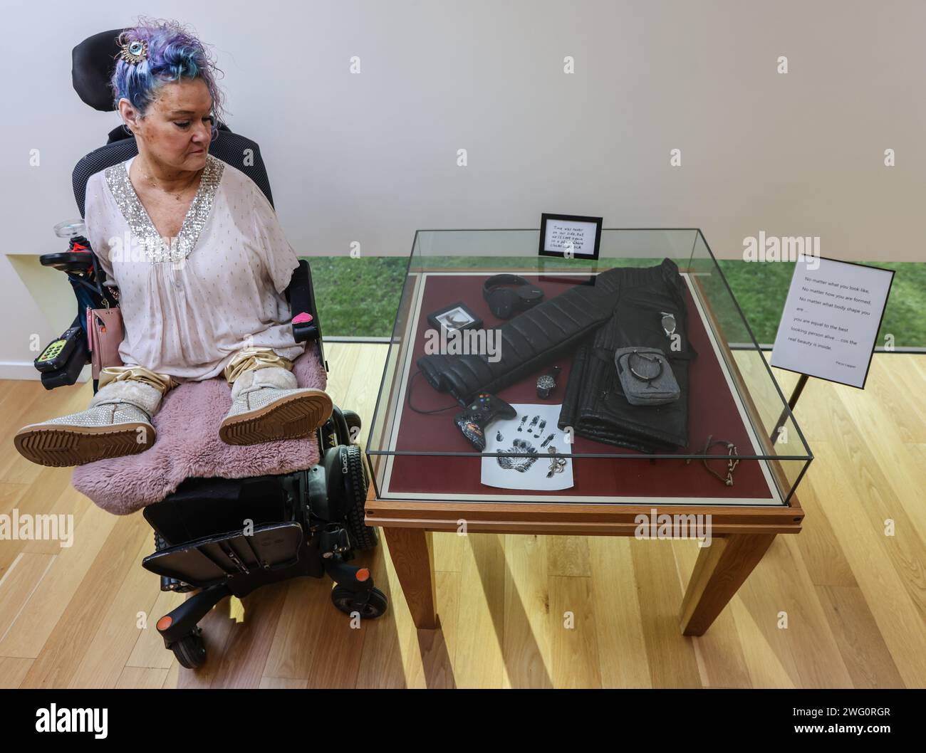 Beckenham, Bromley, Regno Unito. 2 febbraio 2024. Alison Lapper with her son Last belongings and Right, Words Written by Parys to Alison when His 12 years Old, parte della mostra al Bethlem Museum of the Mind dal 7 febbraio al 2 giugno 2024. Crediti: Paul Quezada-Neiman/Alamy Live News Foto Stock