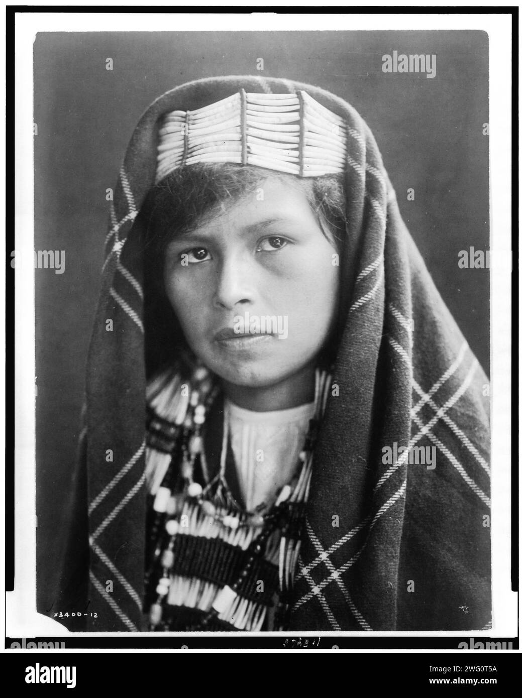 Quinault donna testa e spalle ritratto, leggermente a sinistra, c1913. Foto Stock
