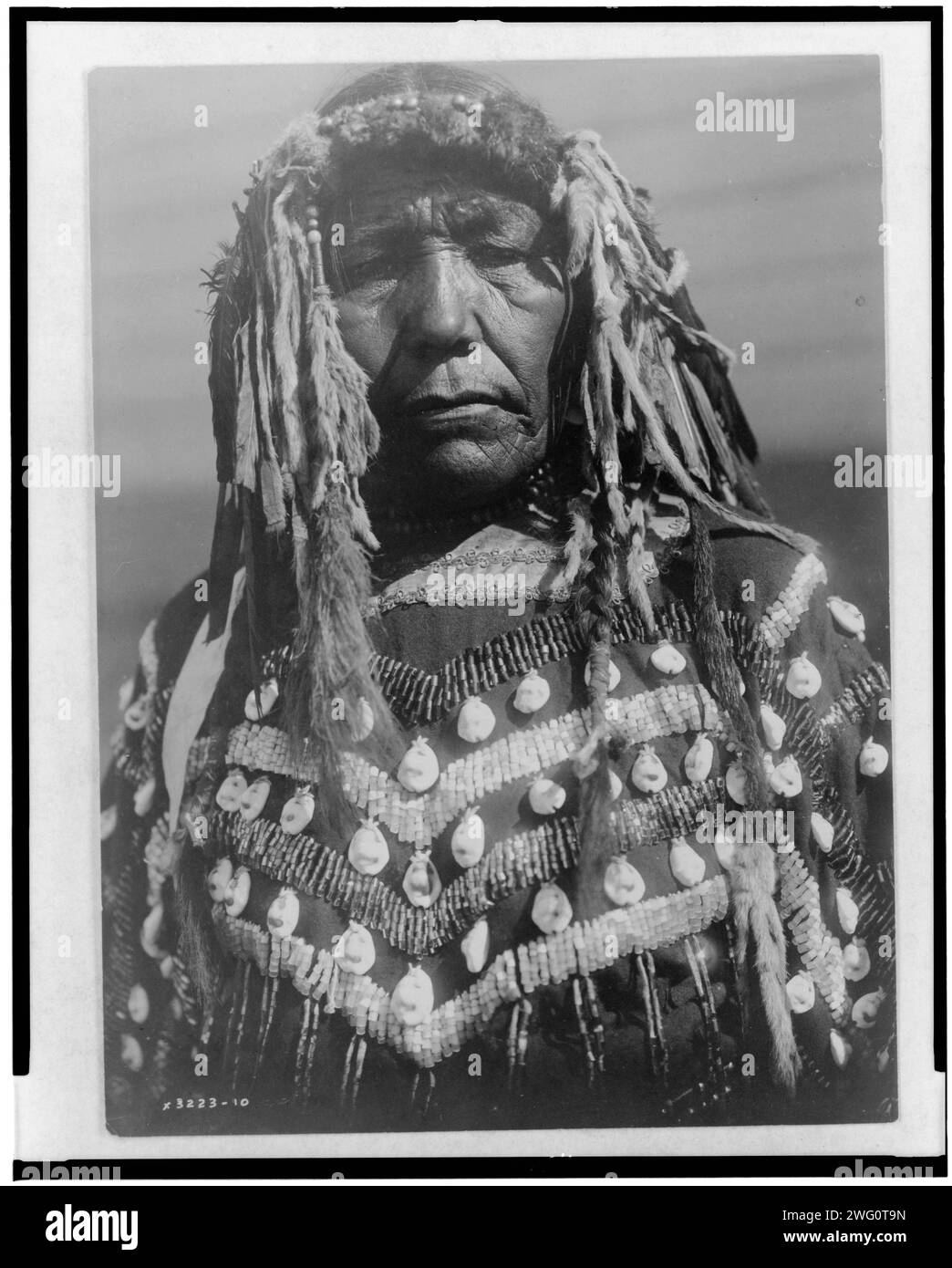 Piegan Woman, c1910. Piegan Woman, ritratto a mezza lunghezza, fronte. Foto Stock