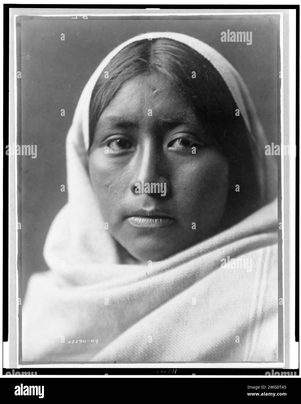 Papago, c1907. Papago donna indiana, ritratto di busto, avvolto in scialle. Foto Stock