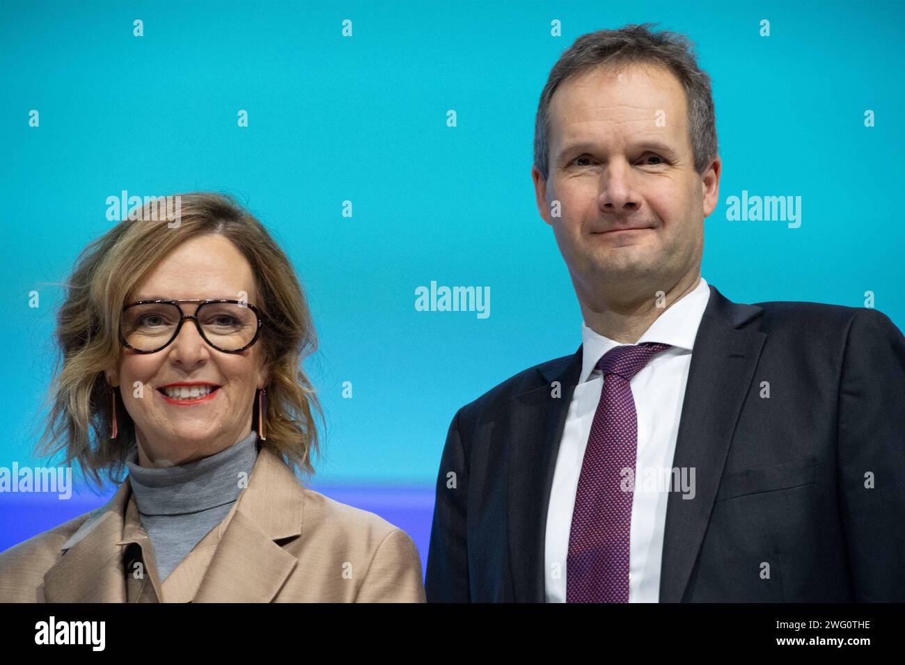 Von Links: Ilse HENNE, Vorstandsmitglied, Vorstand Material Services, Dr. Volkmar DINSTUHL, Vorstandsmitglied, Vorstand Automotive Technologies, Hauptversammlung der ThyssenKrupp AG a Bochum AM 02.02.2024. *** Da sinistra Ilse HENNE, membro del Comitato esecutivo, Executive Board Material Services, Dr Volkmar DINSTUHL, membro del Comitato esecutivo, Executive Board Automotive Technologies, Assemblea generale annuale della ThyssenKrupp AG a Bochum il 02 02 2024 Foto Stock