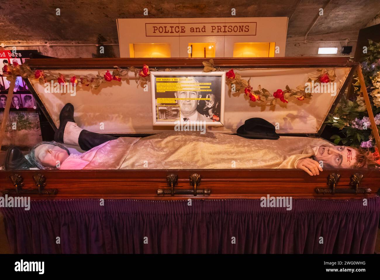 Inghilterra, Sussex, East Sussex, Hastings, True Crime Museum, mostra del Casket di sepoltura a due piani utilizzato dal boss del crimine italo-americano Joseph Bonan Foto Stock