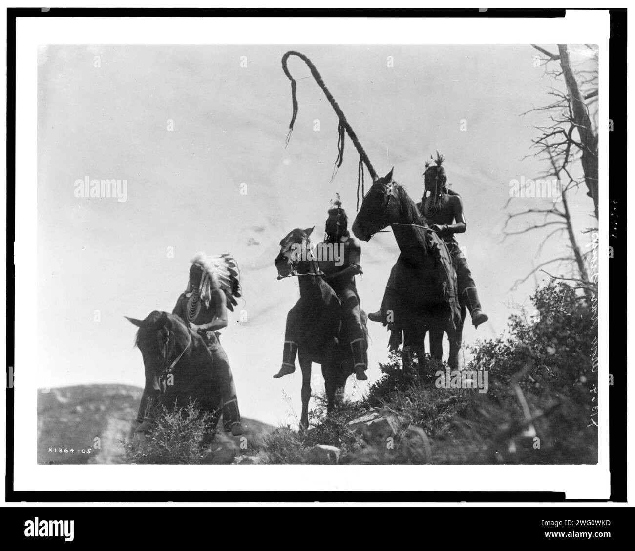 Apsaroke War Group, c1905. La stampa mostra tre Crow Indiani, Uphaw, da che parte, e Pack the Hat, a cavallo. Foto Stock