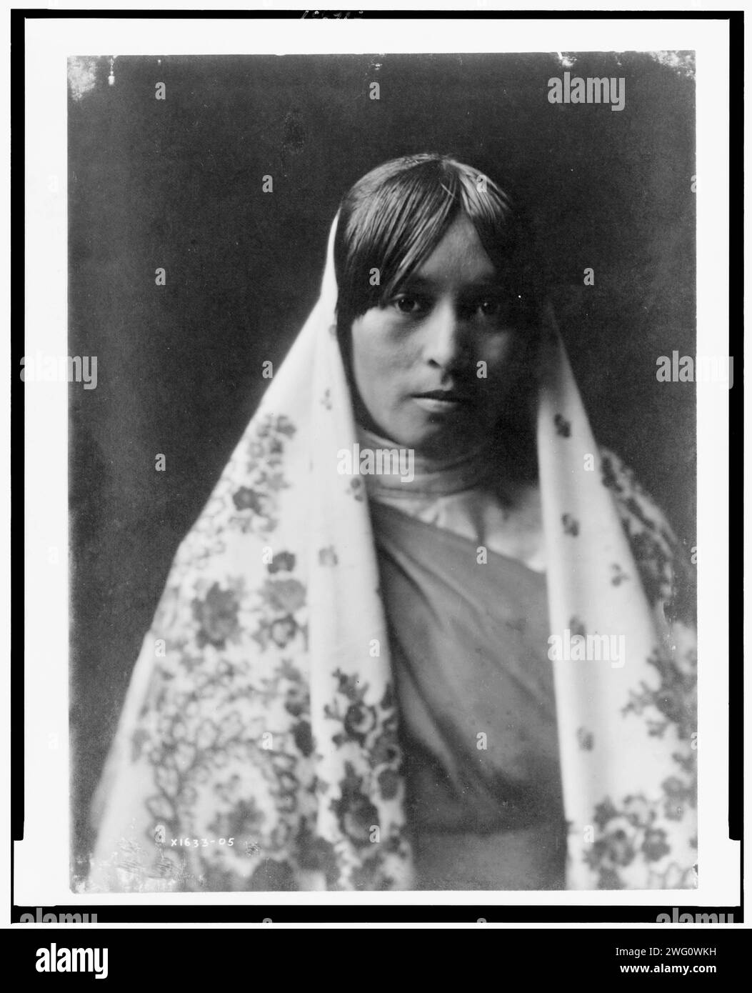 Walvia ("Medicine Root")-Taos, c1905. Ritratto a metà lunghezza di una giovane donna che indossa uno scialle fiorito. Foto Stock