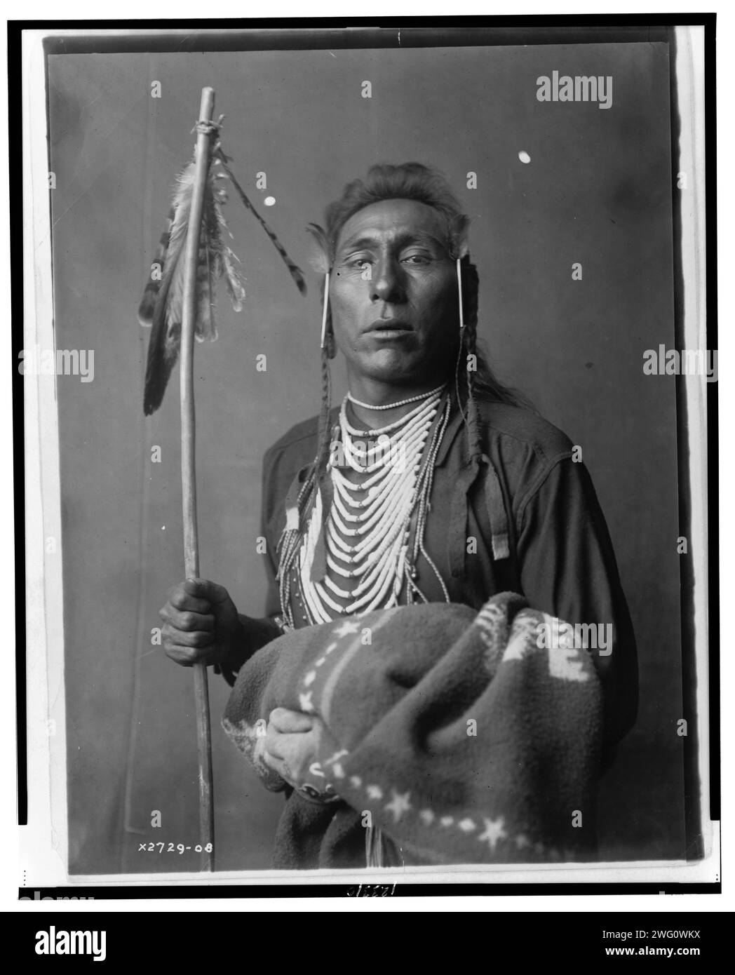 Prova il suo ginocchio, c1908. Ritratto a mezza lunghezza di Crow Man. Foto Stock